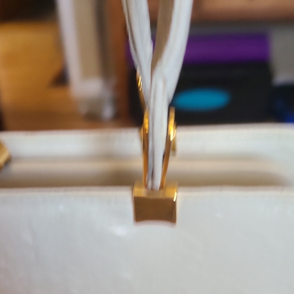 Elegant White Handbag - Picture 4 of 7